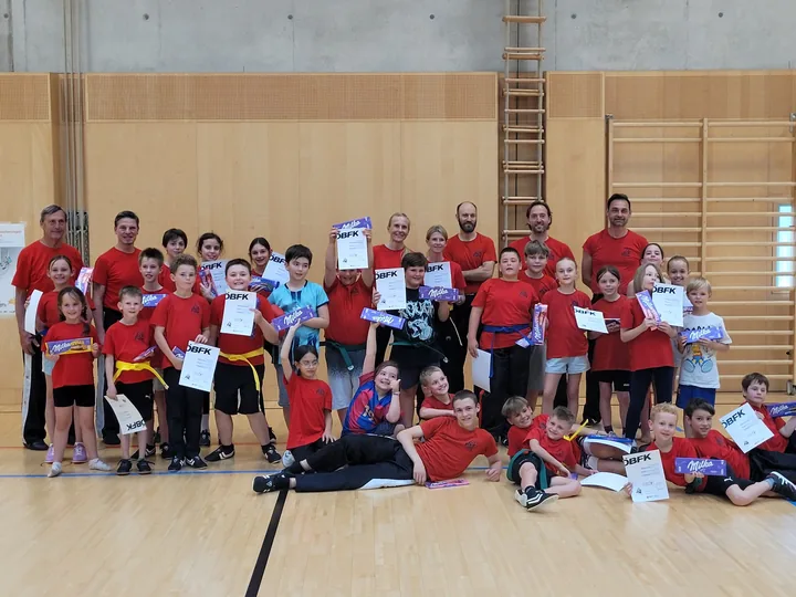 Große Gruppe aus Kindern und Trainerteam nach der Prüfung im Mai 2026