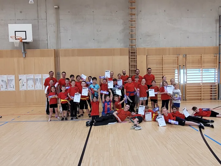Gruppenfoto der Kinder und Trainer in der Turnhalle