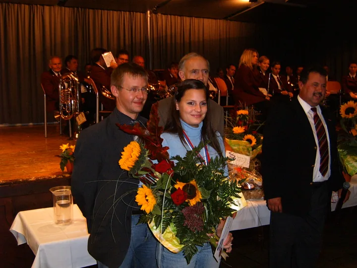 Ehrung einer erfolgreichen Sportlerin mit Blumen