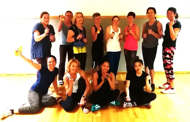 Kibo-Aerobic-Gruppe mit kleinen Hanteln