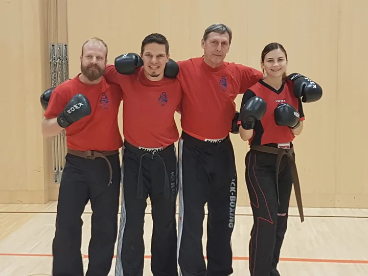 Trainergruppe mit Boxhandschuhen