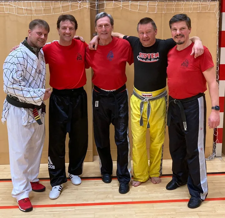 Trainer und Sportfreunde gemeinsam in der Turnhalle